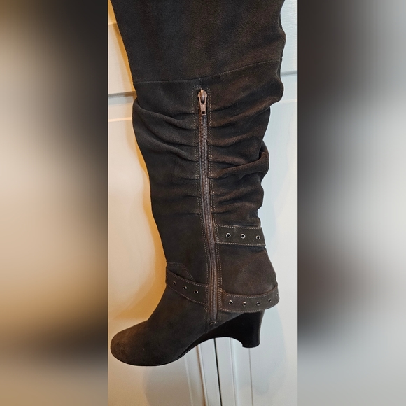 Boots - Picture 4 of 5